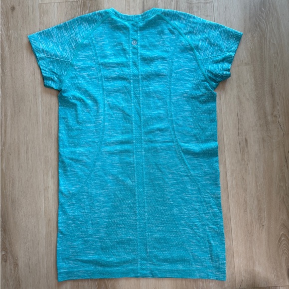 Lululemon Aqua Short Sleeve Women's Tee size 8 - Picture 3 of 4